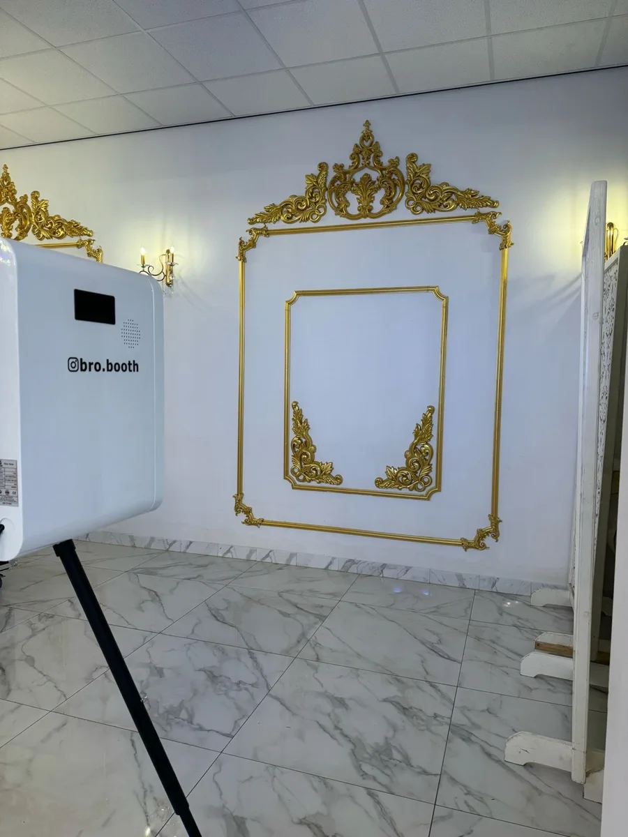 BroBooth voor een stijlvolle witte en gouden achtergrond