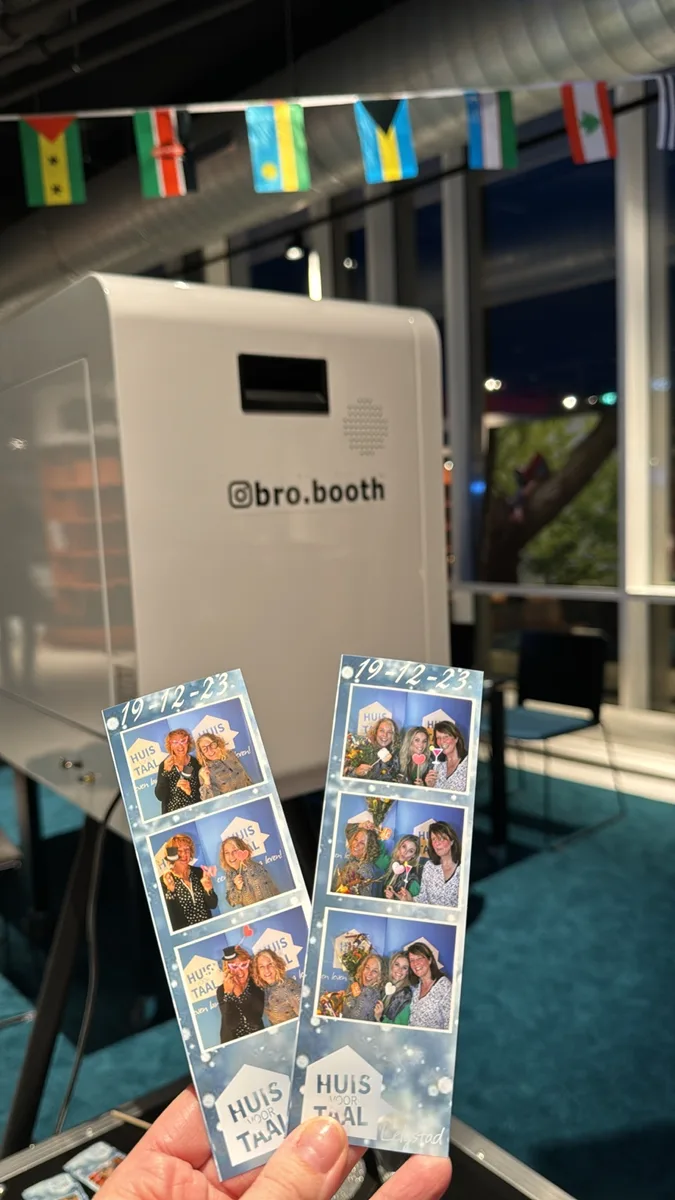 BroBooth photobooth met gepersonaliseerde fotostrips op een evenement