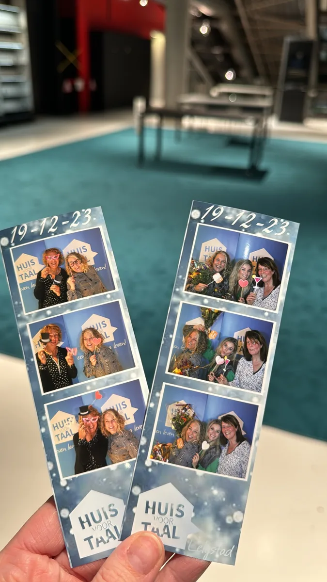 Gepersonaliseerde fotostrips in de hand