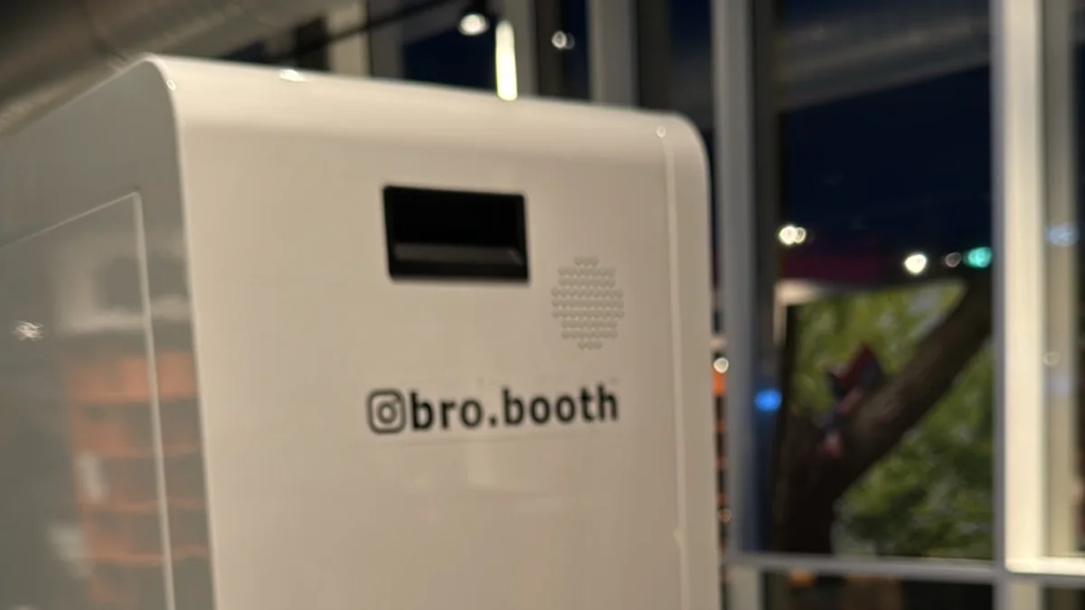 Witte BroBooth photobooth opgesteld op een feestlocatie